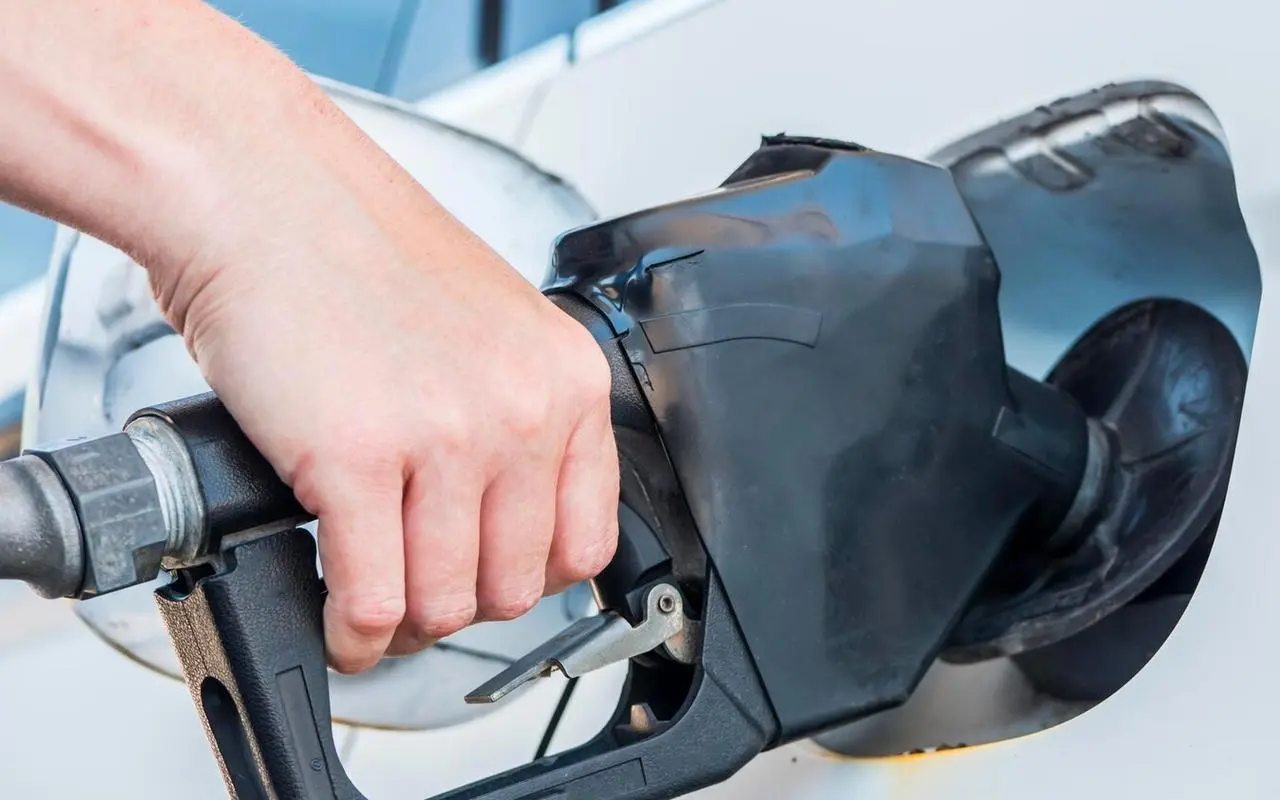 5 najczęstszych błędów przy tankowaniu samochodu hybrydowego