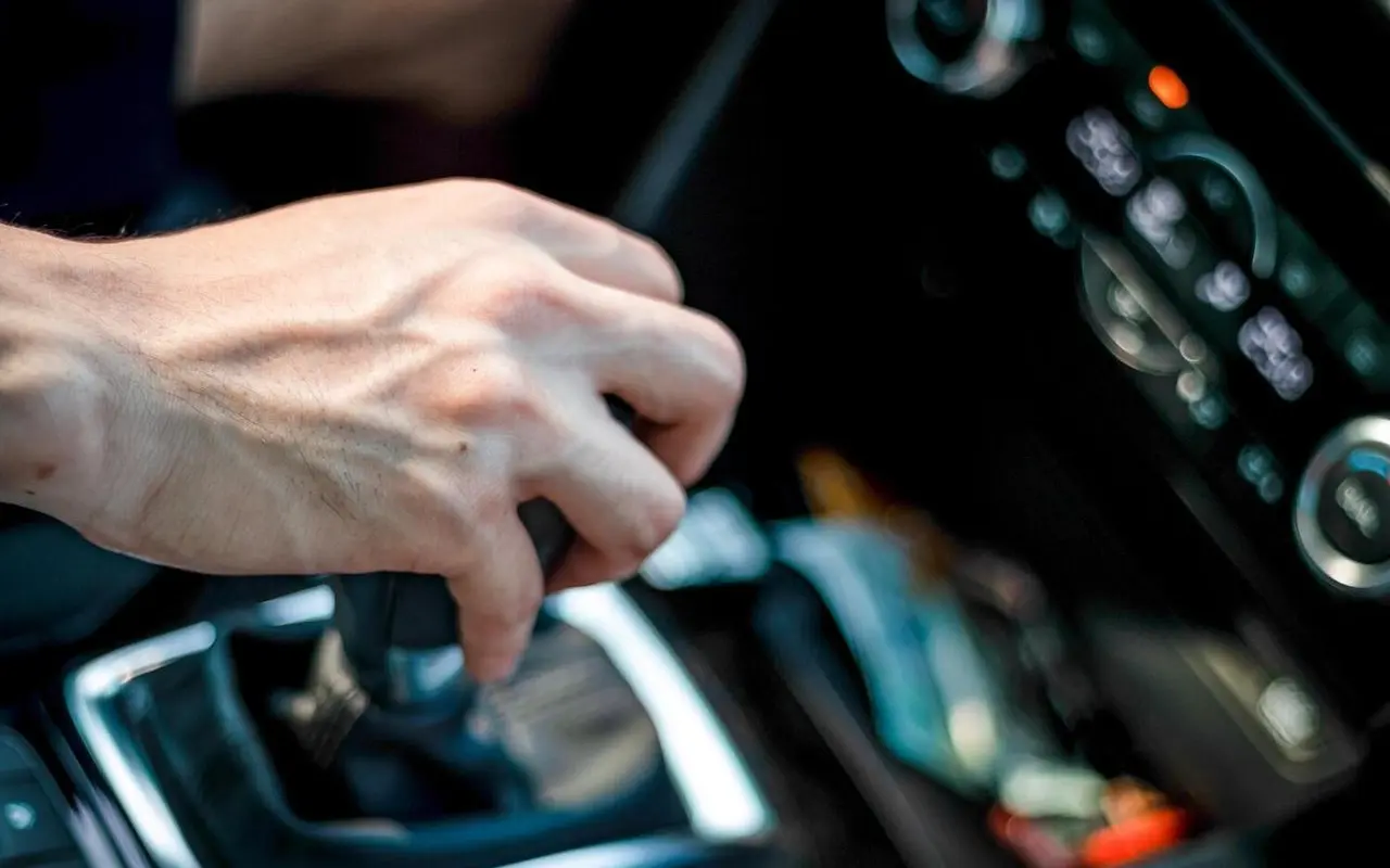 Jak przebiega naprawa automatycznej skrzyni biegów w Mercedesie po gwarancji?