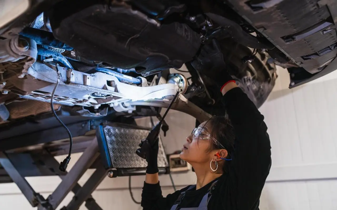 Jak zdiagnozować i usunąć luzy w zawieszeniu auta SUV samodzielnie?