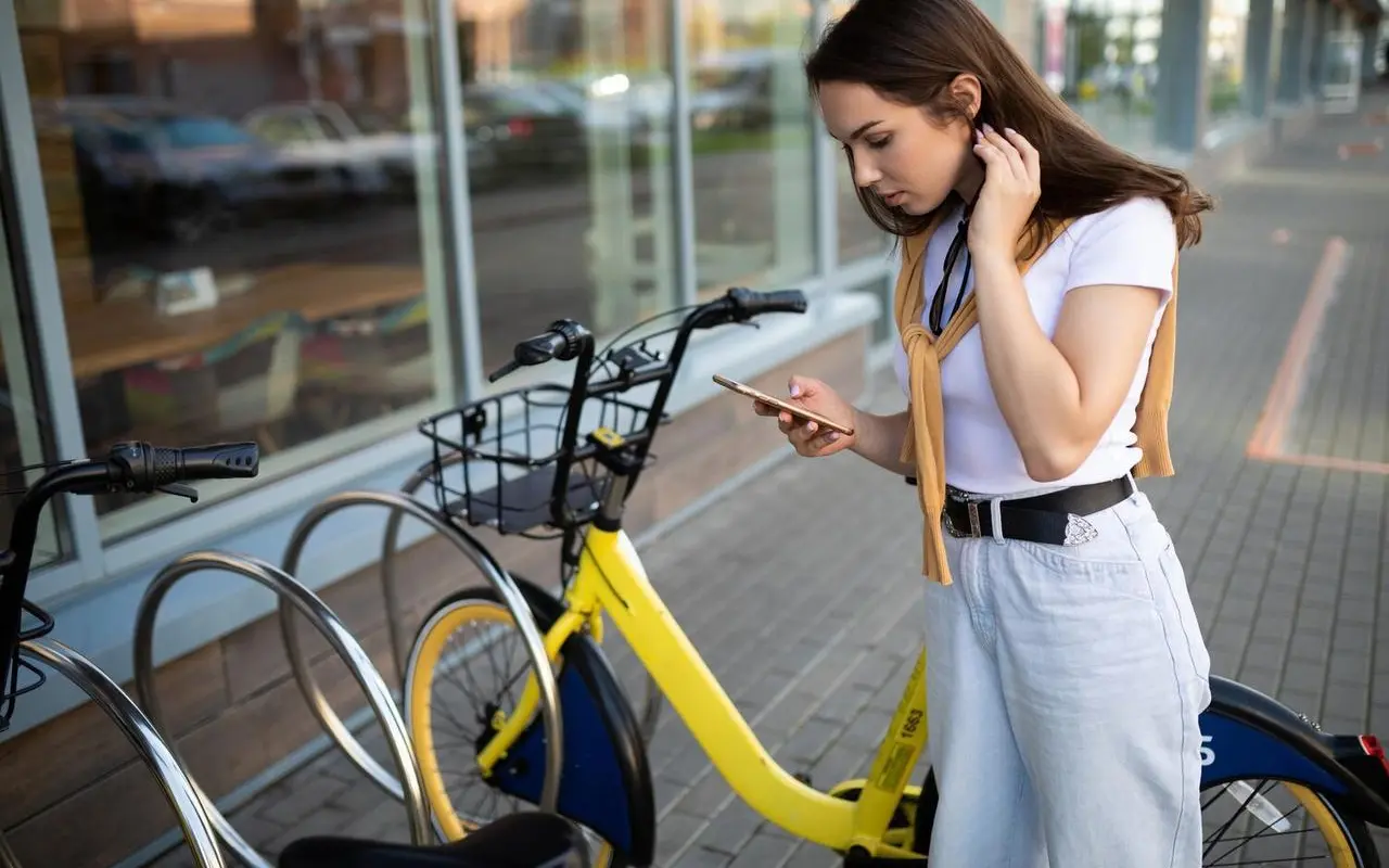 Najtańsze formy mobilności w małych miastach w 2025 roku: analiza rozwiązań