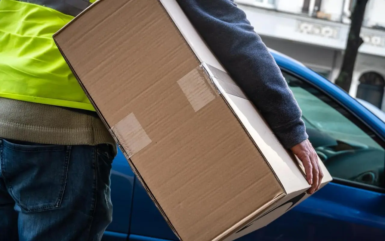 Transport delikatnych ładunków – jakie auto wybrać i jak je wyposażyć?