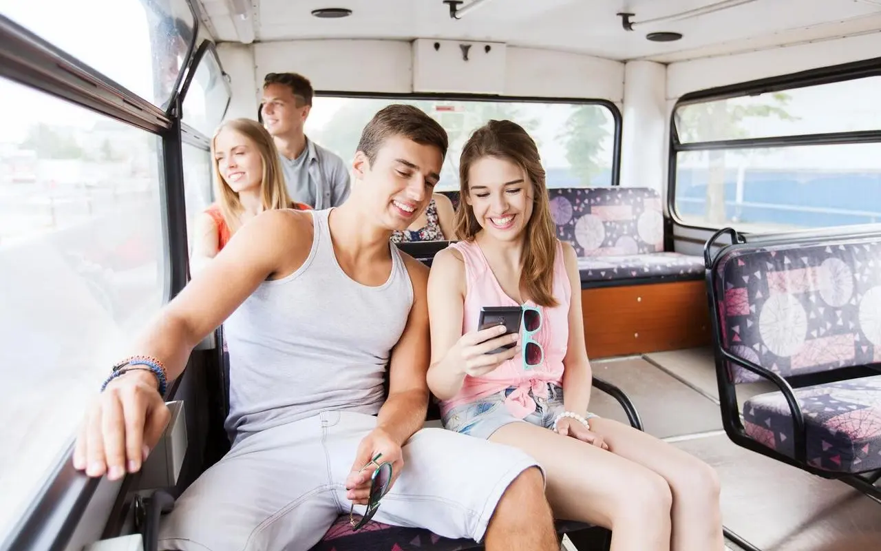 Wynajem busa na wakacje z rodziną: jak wybrać najkorzystniejszą ofertę?